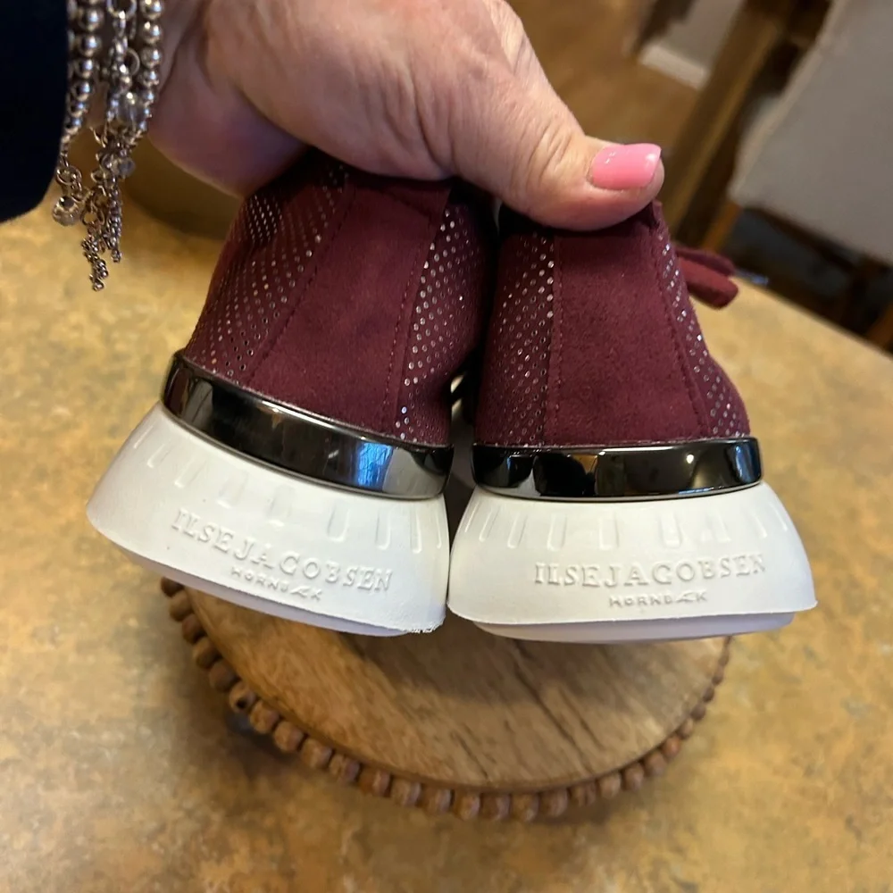 Isle Jacobsen Burgundy Comfort Sneakers
